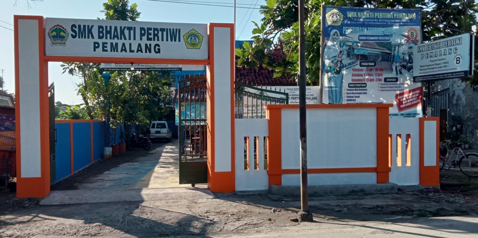 Gambar bagian depan SMK Bhakti
